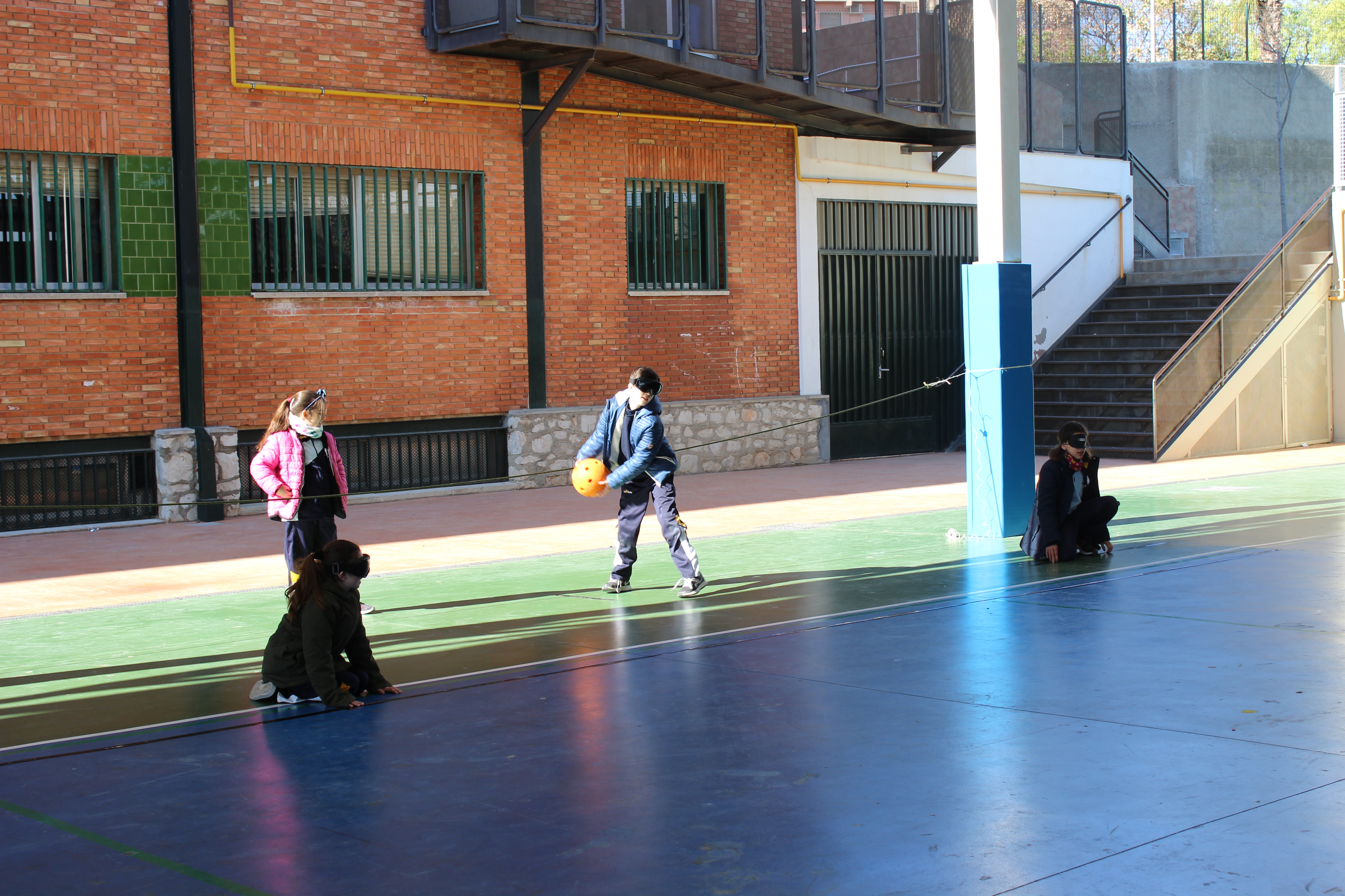 Los alumnos de 3º B y 4º B de Primaria aprenden a jugar a Goalball