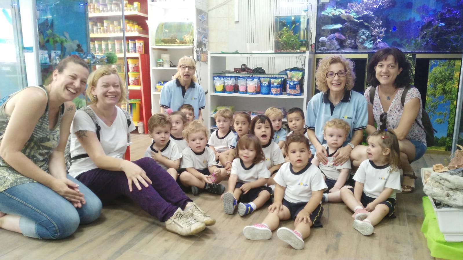 Alumnos de infantil visitan la tienda de animales de Baltasar