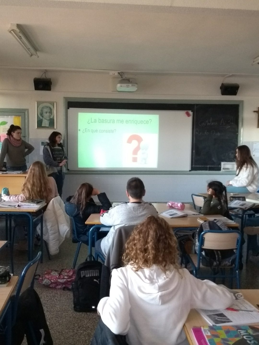 Estudiantes de 3º de ESO promueven la conciencia ambiental en la escuela