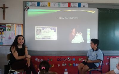 Els alumnes de cinquè de primària entrevisten als seus familiars en l’aula