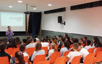 Charla sobre redes sociales y el uso adecuado de los móviles