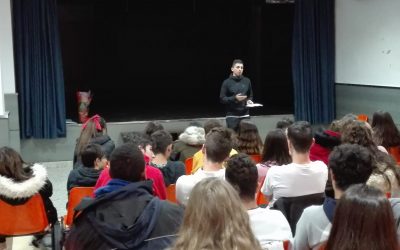 Los alumnos de 4º de ESO reciben a un profesor de Educación Física en su 2ª Asamblea Vocacional