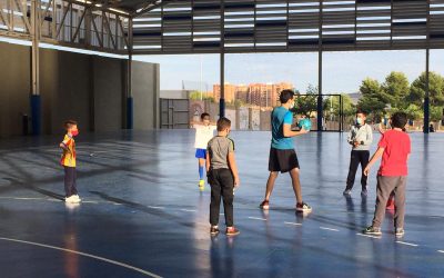 Los alumnos de la actividad extraescolar de Fútbol Sala empiezan a entrenar