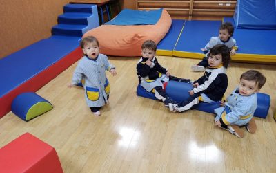 Los alumnos de primer ciclo de infantil realizan actividades en la sala de psicomotricidad