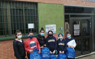 Un grupo de alumnos de 1º de ESO da una charla sobre el cambio de etapa a los de 6º de primaria