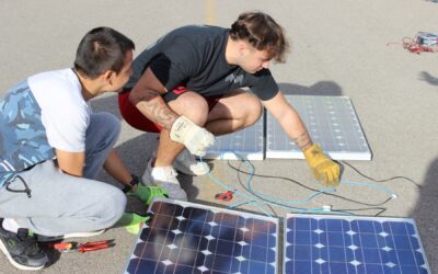 Alumnos del ciclo de grado medio de Instalaciones Eléctricas y Automáticas montan diferentes agrupaciones de paneles solares