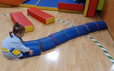 Los alumnos de un año se divierten en la sala de psicomotricidad