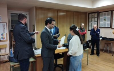 La alumna de Primaria Vega Ruiz recibe el premio de la Escuela de Pintura de la Asociación Ateneo Cultural