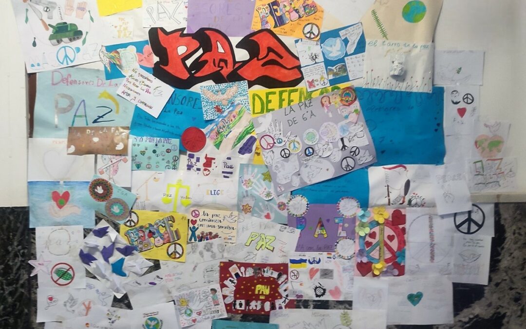 Los alumnos de Infantil y de la Profesional construyen un mural para celebrar el ‘Día Escolar de la No Violencia y la Paz’