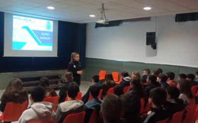 Alumnos de 5º y 6º de primaria reciben una charla para actuar contra el acoso escolar