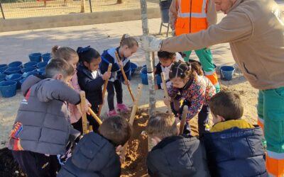 El aula de 5 años de la Escuela Infantil Desamparados La Salle ha participado en la plantación de dos árboles en compañía de los jardineros de Paterna.