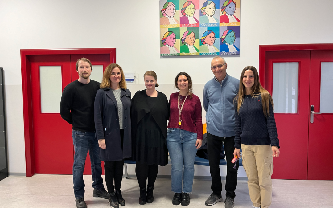 El lunes 25 de marzo, tuvo lugar la visita de dos profesores y la directora del colegio eslovaco, con el que se va a realizar el Erasmus +, con el alumnado de Secundaria, el próximo mes de mayo.