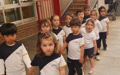 Los niños y niñas de 2º ciclo de infantil han ido al teatro Antonio Ferrándis a ver la representación de una obra de teatro en valencià que se titula “CLIC”