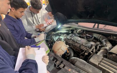 Durante el tercer trimestre del curso, nuestros alumnos de 1º de Electromecánica realizan prácticas con vehículos reales en las instalaciones del centro