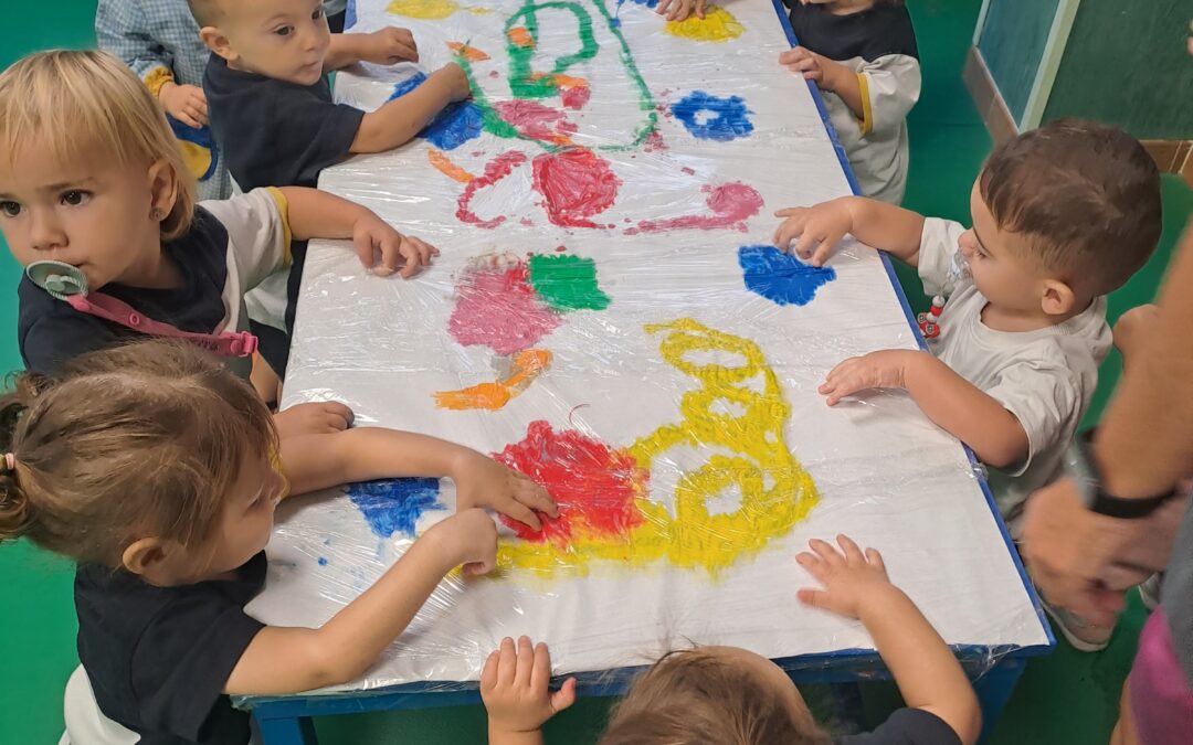 En la Escuela Infantil Desamparados La Salle el aula de 1 año ha realizado una actividad de mucho color