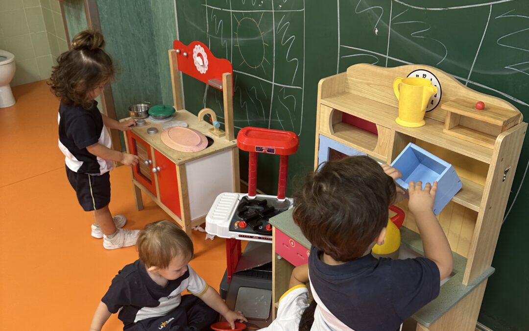 Esta mañana los alumnos/as de 2 años del primer ciclo de infantil han estado jugando a tres rincones distintos (cocina, bebés y disfraces)