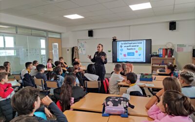 El alumnado de 5º de Educación Primaria tuvo la gran suerte de poder recibir una charla sobre EDUCACIÓN CIUDADANA por parte de Vanesa, agente del cuerpo de POLICÍA NACIONAL DE PATERNA