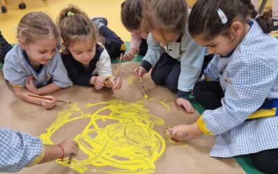 El alumnado de 3 años está aprendiendo, en el ámbito de NCA de inglés, los colores del otoño y el vocabulario referente a dicha estación