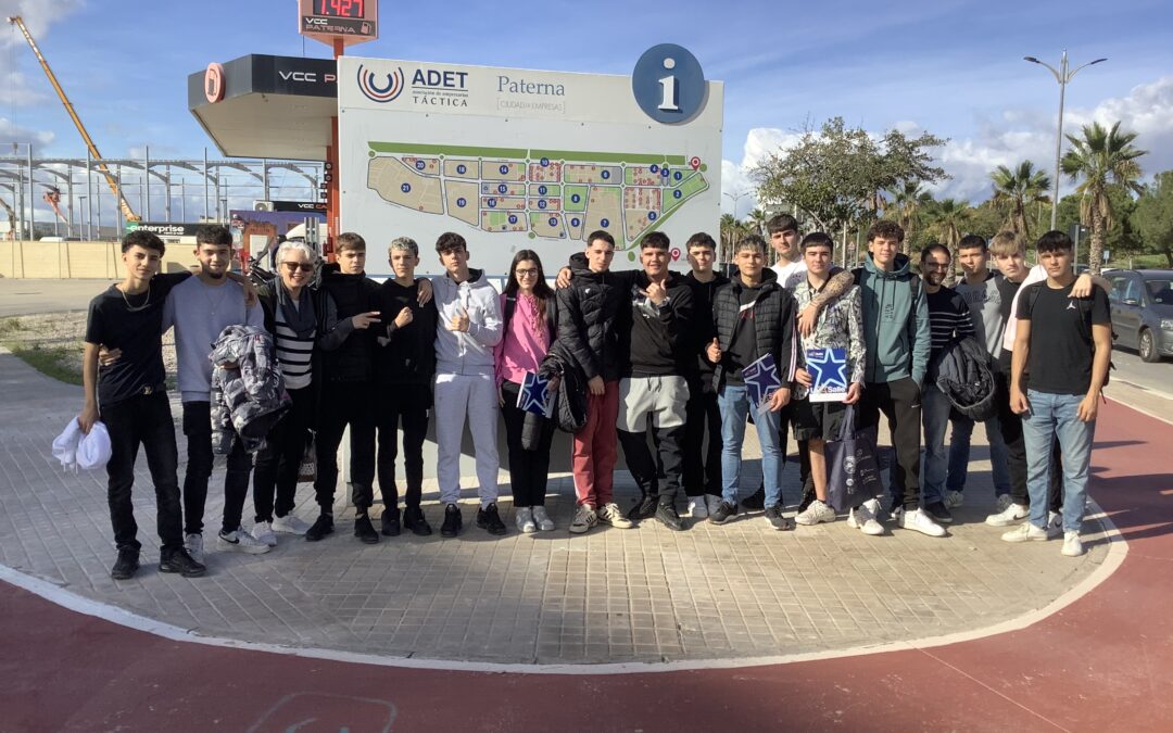 Los alumnos de 1º del ciclo formativo de grado medio de instalaciones de telecomunicaciones, visitan el parque Empresarial Táctica de Paterna