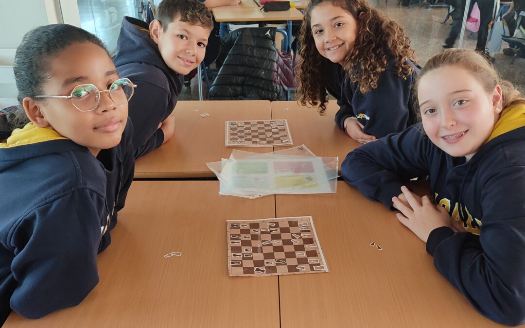 Los alumnos de 6º de Primaria han disfrutado de una experiencia única practicando ajedrez en el taller interdisciplinar Ajedeporte