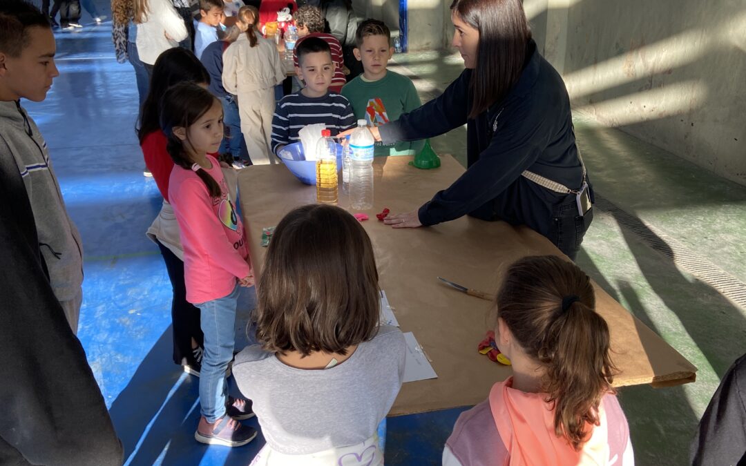 El lunes 11 de noviembre los alumnos de 2º primaria realizaron experimentos científicos que explicaron a sus compañeros de 3º ESO