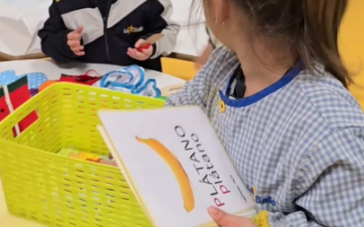 El alumnado de tres años disfrutando del aprendizaje en entornos simultáneos