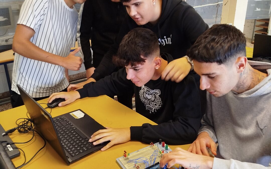 Nuestros estudiantes de 1º de Instalaciones de Telecomunicaciones diseñaron semáforos inteligentes controlados por telefonía IP
