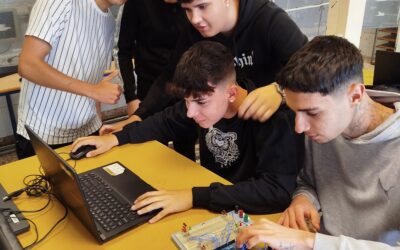 Nuestros estudiantes de 1º de Instalaciones de Telecomunicaciones diseñaron semáforos inteligentes controlados por telefonía IP