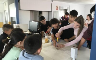 Nuestros estudiantes de 3º de ESO tuvieron la oportunidad de compartir su conocimiento con los más pequeños de 2º de Primaria