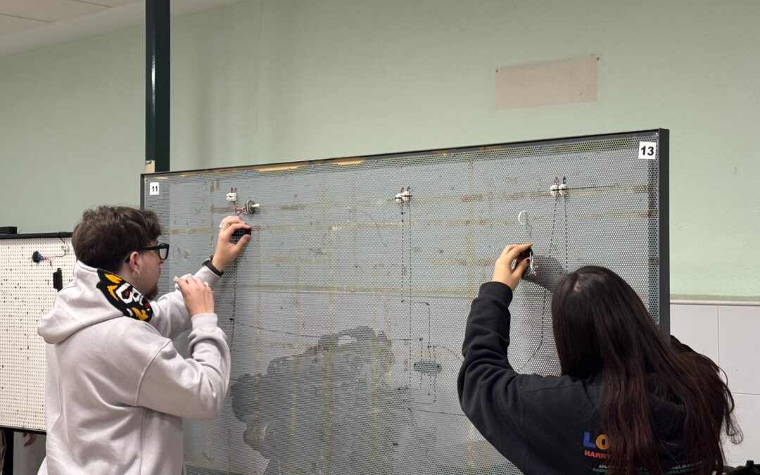 ¡Nuestros alumnos de 1º de Electromecánica en acción!