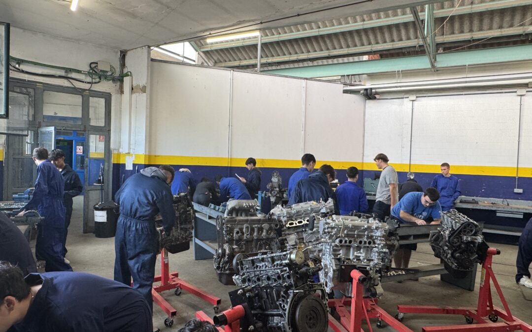 Los alumnos de 1º de Electromecánica disfrutaron hoy de una jornada práctica desmontando un motor de combustión interna