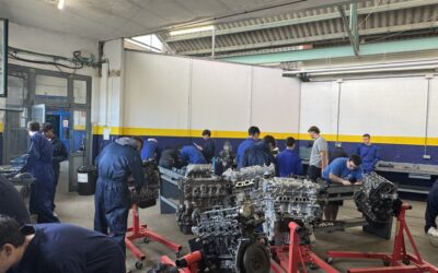 Los alumnos de 1º de Electromecánica disfrutaron hoy de una jornada práctica desmontando un motor de combustión interna