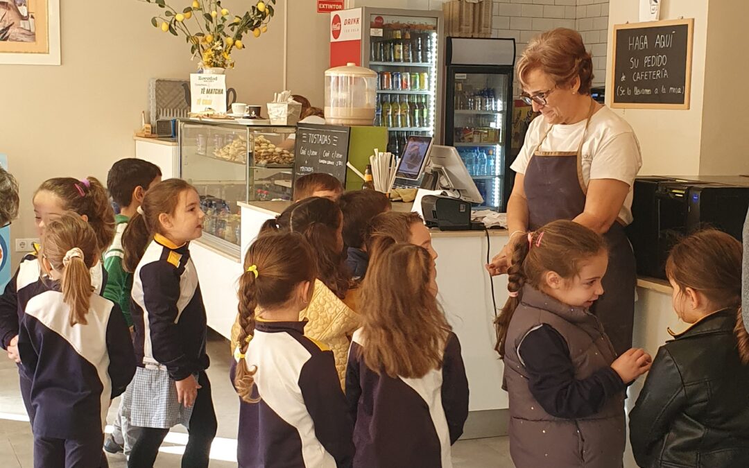 Los niños/as de la Escuela Infantil Desamparados de La Salle han salido por el barrio a visitar los diferentes establecimientos