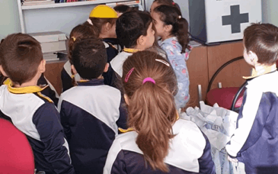 Los peques de la EI Desamparados de La Salle encontraron el casco de Ernesto el Arquitecto y completaron su misión