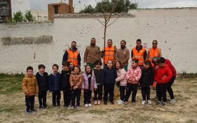Pequeños jardineros: los niños de Desamparados de La Salle plantan moreras en Paterna