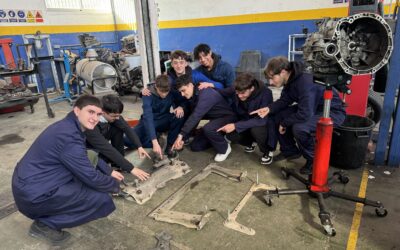 Alumnos de 1º de Electromecánica realizan el cambio de embrague de un vehículo en el taller