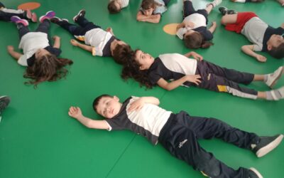 Paro y escucho: un momento de calma y relajación en el aula de 5 años