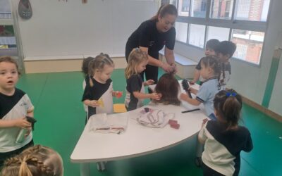 Aprendemos profesiones de nuestro entorno: visita de Maria Estilistes al aula de 2 años