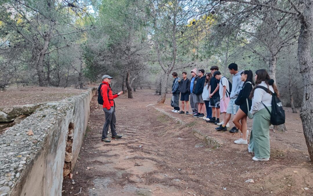 El alumnado del PAC de Paterna ha disfrutado de una jornada de senderismo por el paraje natural de Les Moles