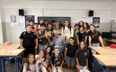 Som estreles: l’alumnat de 1r d’ESO acosta l’Univers als més menuts amb titelles